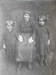 Donna in abito tradizionale con bambine